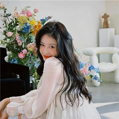 穿黄睡衣的女孩